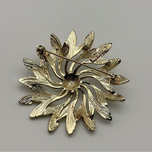 Vintage Sarah Coventry Beautiful Textured Gold Tone Flower Sun Brooch Pin - Picture 5 of 6